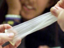 La Cofepris recomienda a la población en general que, previo a la adquisición de condones, verifique el número de lote y empaque para evitar la compra del producto falsificado. AP / ARCHIVO