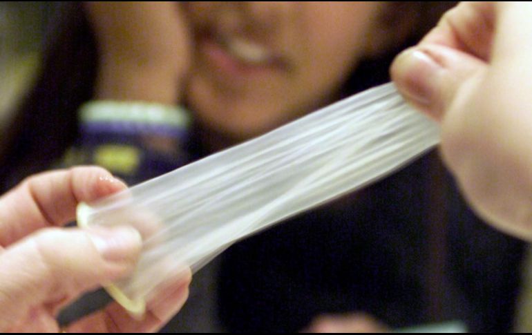 La Cofepris recomienda a la población en general que, previo a la adquisición de condones, verifique el número de lote y empaque para evitar la compra del producto falsificado. AP / ARCHIVO