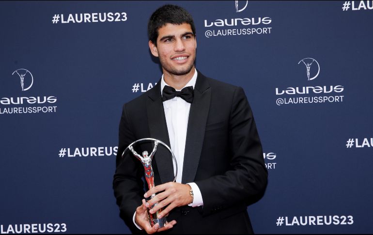 Carlos Alcaraz posando con el Premio Laureus. EFE/ T. Suárez