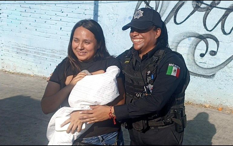 La policía Dulce María le realizó al bebé la maniobra de Heimlich y le salvó la vida. ESPECIAL