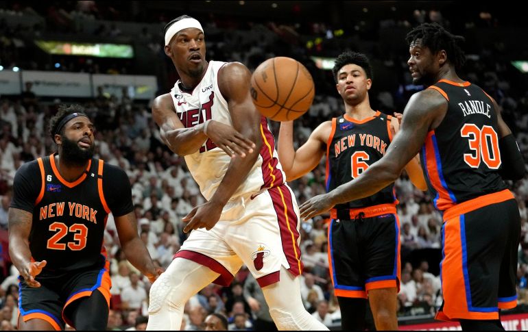 Jimmy Butler sigue siendo el jugador diferente sobre la duela, al comandar una nueva victoria de Miami ante los Knicks de Nueva York. AP/L. Sladky
