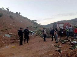 Elementos de la Unidad de Protección Civil y Bomberos del municipio encontraron un camión de tres toneladas volcado en un barranco. ESPECIAL/ Protección Civil Compostela