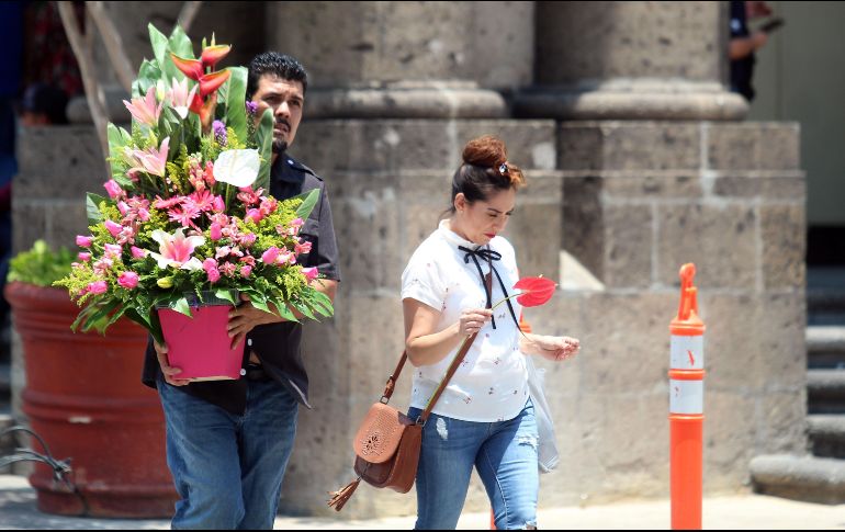 De acuerdo con las respuestas de este sondeo, las flores y los restaurantes son los regalos más populares para esta celebración. EL INFORMADOR / ARCHIVO