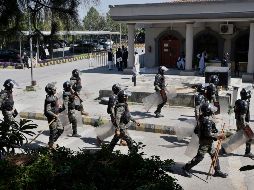 Después de que las fuerzas de seguridad se llevaran al exmandatario se produjo una escaramuza entre partidarios de Khan y la policía ante la corte. AP/G. Farid