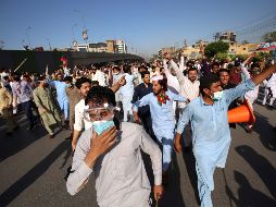 Decenas de personas se aproximaron a las inmediaciones cuartel general del Ejército de Pakistán. EFE/A. ARBAB