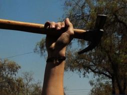 El alumno siguió golpeando al maestro aun cuando estaba tirado en el piso. SUN