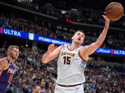 Nikola Jokic acumuló 29 puntos, 13 rebotes y 12 asistencias, para llegar a 10 triples dobles en su carrera, la mayor cifra para un pívot. AP/D. Zalubowski