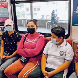 Ordenan que dosis contra COVID entren en la vacunación universal