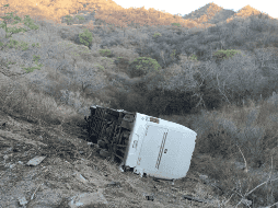 La información fue compartida por Protección Civil Jalisco que, además, difundió una imagen en la que se observa al camión volcado sobre su costado, fuera de la carretera. TWITTER / @PCJalisco
