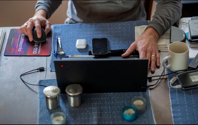 Muchos emprendimientos pueden realizarse en línea, lo que permite que las madres se mantengan al tanto de sus hijos. EFE/ARCHIVO