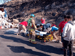 En las imágenes se observa al camión volcado, mientras cuerpos de emergencia y rescate asisten a los lesionados. TWITTER / @PCJalisco