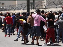 Migrantes hacen fila para entregarse voluntariamente a la Patrulla Fronteriza, en la frontera de El Paso, Texas. EFE/J. Rosales