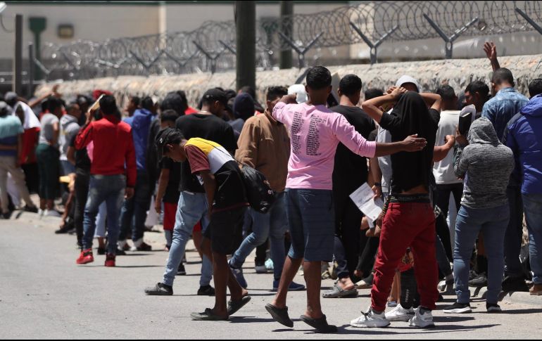 Migrantes hacen fila para entregarse voluntariamente a la Patrulla Fronteriza, en la frontera de El Paso, Texas. EFE/J. Rosales