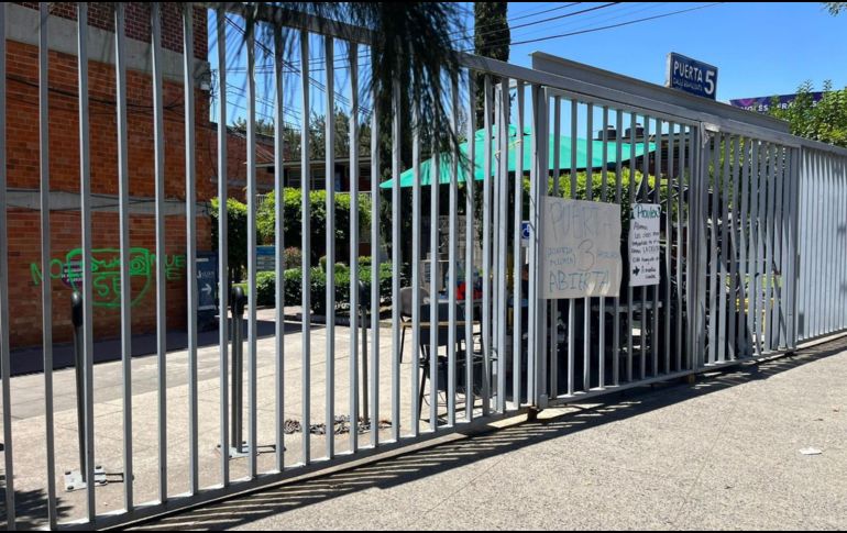 Debido a la falta de diálogo, las instalaciones del CUCSH La Normal permanecen cerradas. EL INFORMADOR/P. Mendoza