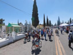 Decenas de personas acudieron al panteón municipal de Guadalajara para honrar a sus madres este 10 de Mayo. EL INFORMADOR/C. Zepeda