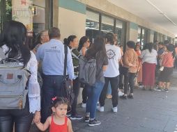 Amas de casa, padres e hijos esperan pacientemente para poder ingresar a los restaurantes y celebrar a la mujer que les dio la vida. EL INFORMADOR / E. Zamudio