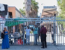 El grupo de docentes fue encabezado por la directora de la División de Estudios Históricos y Humanos del CUCSH, Patricia Córdova Abundis, quien desde el exterior de la puerta 5 del plantel buscó que las y los jóvenes permitieran el ingreso al campus para entablar un diálogo. EL INFORMADOR / C. Zepeda