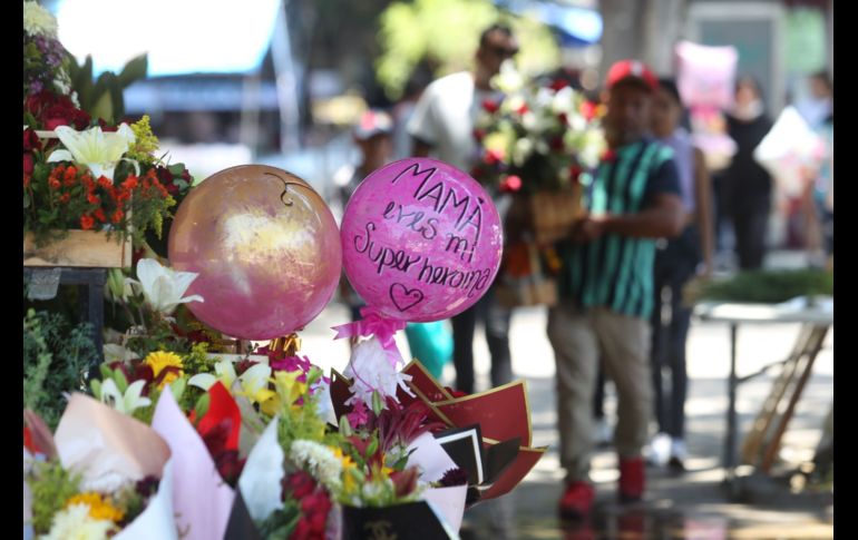 Paquetes de 24 rosas en precios desde los 250 pesos las más caras y de 150 pesos las más baratas sin su arreglar están ofreciendo en el Mercado de Flores de Mezquitán. EL INFORMADOR / A. Camacho