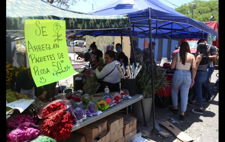 Paquetes de 24 rosas en precios desde los 250 pesos las más caras y de 150 pesos las más baratas sin su arreglar están ofreciendo en el Mercado de Flores de Mezquitán. EL INFORMADOR / A. Camacho