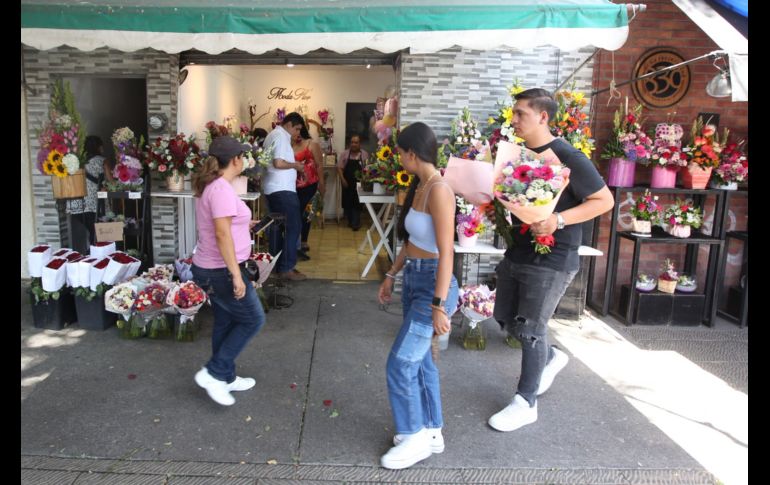 Paquetes de 24 rosas en precios desde los 250 pesos las más caras y de 150 pesos las más baratas sin su arreglar están ofreciendo en el Mercado de Flores de Mezquitán. EL INFORMADOR / A. Camacho