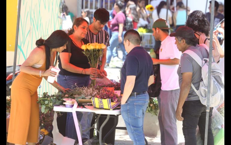 Paquetes de 24 rosas en precios desde los 250 pesos las más caras y de 150 pesos las más baratas sin su arreglar están ofreciendo en el Mercado de Flores de Mezquitán. EL INFORMADOR / A. Camacho
