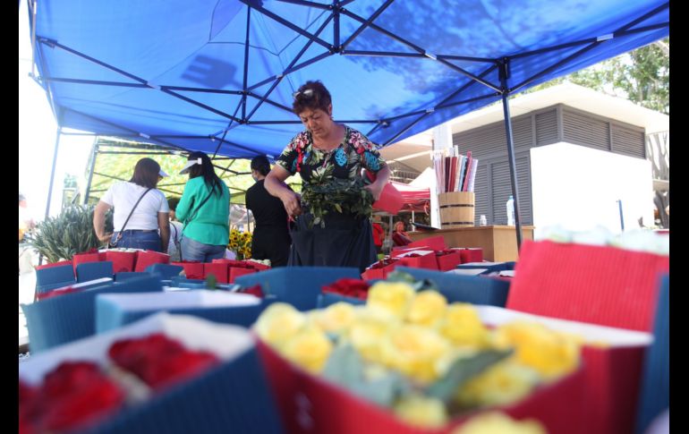 Paquetes de 24 rosas en precios desde los 250 pesos las más caras y de 150 pesos las más baratas sin su arreglar están ofreciendo en el Mercado de Flores de Mezquitán. EL INFORMADOR / A. Camacho