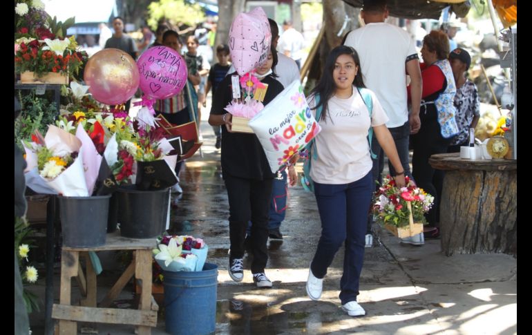 Paquetes de 24 rosas en precios desde los 250 pesos las más caras y de 150 pesos las más baratas sin su arreglar están ofreciendo en el Mercado de Flores de Mezquitán. EL INFORMADOR / A. Camacho