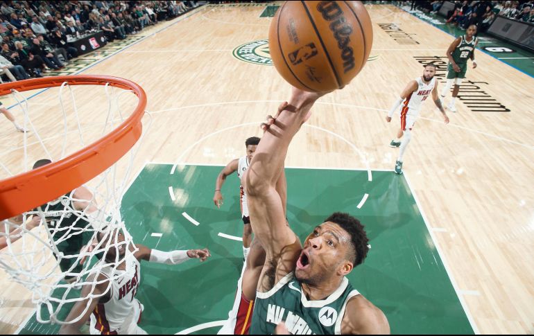 Antetokounmpo. El jugador de los Milwaukee Bucks conduce a la canasta durante el quinto juego de la ronda uno de los playoffs de la NBA de 2023. AFP/G. Dineen