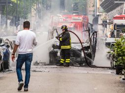 Las llamas alcanzaron a automóviles y motocicletas cercanas; asimismo, reventaron las ventanas de varios edificios. EFE/A. Fasani