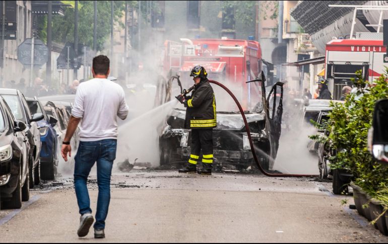 Las llamas alcanzaron a automóviles y motocicletas cercanas; asimismo, reventaron las ventanas de varios edificios. EFE/A. Fasani
