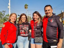 La distancia no importó a esta familia con tal de poder ver los Zorros del Atlas. EL INFORMADOR/A. García