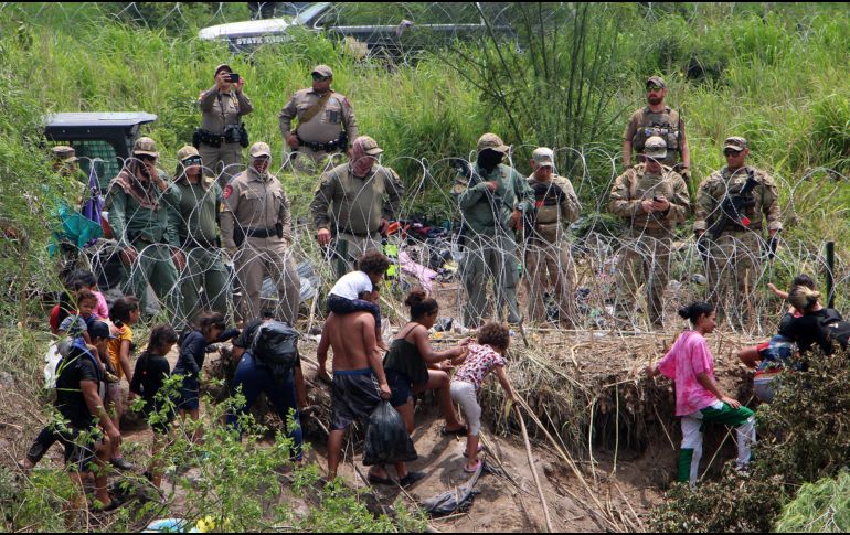 El Título 42 llegó a su fin este jueves y hubo gran presencia de migrantes en la frontera intentando cruzar en su última oportunidad antes de que empiecen nuevas restricciones. EFE