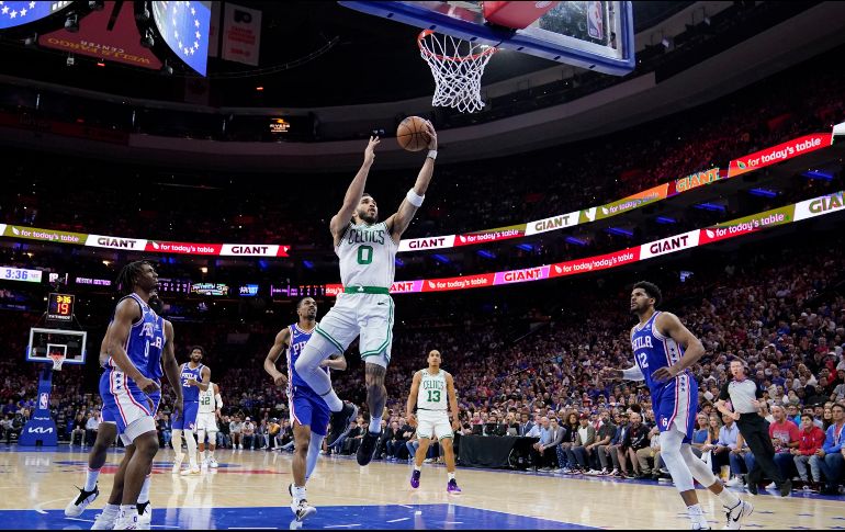 Aunque no estuvo tan fino, Jayson Tatum (#0) respondió al final. AP/M. Slocum