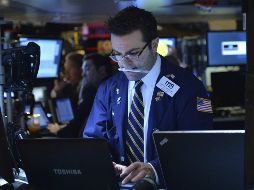 Los mercados accionarios operan en general al alza, gracias al rendimiento de bonos gubernamentales positivos. EFE/ARCHIVO