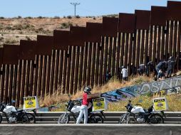 La entrega de comida no es sencilla, pero repartidores hacen el peligroso recorrido con tal de ganar unos dólares. AFP/G. Arriaga