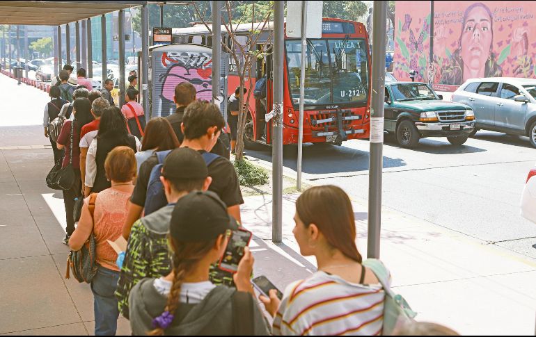 Hay pasajeros que no alcanzan a subirse a las unidades de la Línea 1 del SiTren y para evitar retrasos en sus actividades optan por tomar otros medios de transporte, aunque hacerlo les cueste más. EL INFORMADOR/C. Zepeda