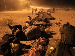 A pesar de los operativos de vigilancia de la Guardia texana, hay familias completas que intentan cruzar el río que divide a ambos países e ingresar a Estados Unidos de manera ilegal. EFE / L. Torres