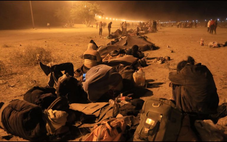 A pesar de los operativos de vigilancia de la Guardia texana, hay familias completas que intentan cruzar el río que divide a ambos países e ingresar a Estados Unidos de manera ilegal. EFE / L. Torres