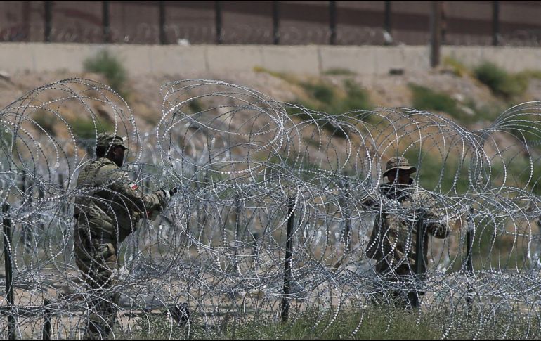 Elementos de la Guardia Nacional del estado de Texas, rodeaban ayer viernes con barricadas de púas la línea divisoria entre Ciudad Juárez y El Paso ante el final del Título 42. EFE / L. Torres