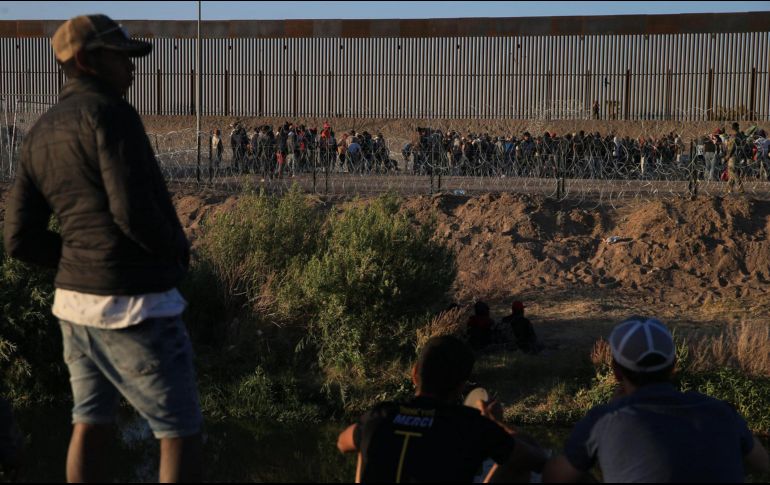 A pesar de los operativos de vigilancia de la Guardia texana, hay familias completas que intentan cruzar el río que divide a ambos países e ingresar a Estados Unidos de manera ilegal. EFE / L. Torres