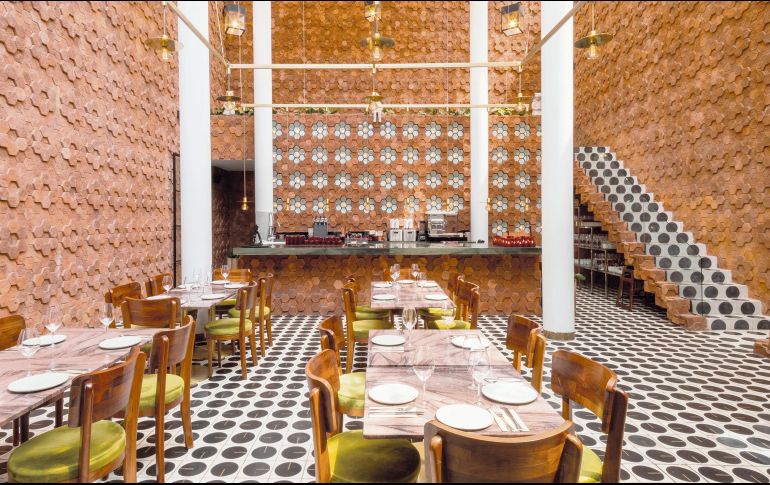 Octo Restaurante. En la construcción destacan materiales como el ladrillo, el latón, la madera tzalam, el granito y el vidrio soplado. ESPECIAL