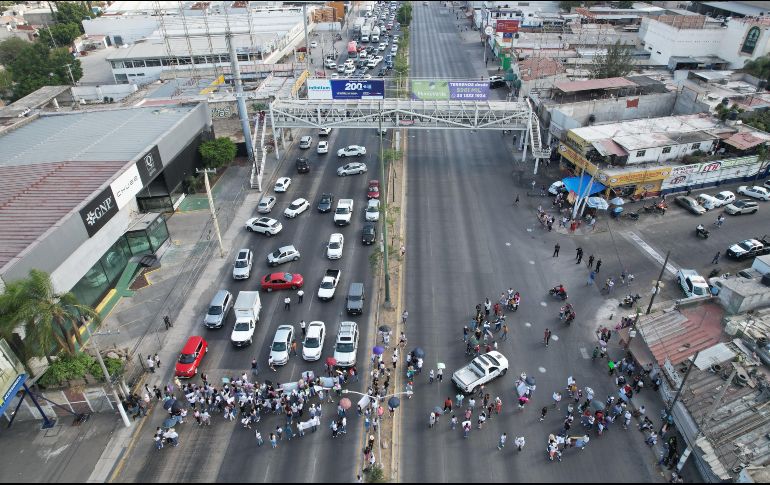 Familiares de desaparecidos critican el trabajo de la Fiscalía. Por eso bloquearon ayer López Mateos, en el cruce de la calle de Santa Ana. EL INFORMADOR/A. Navarro