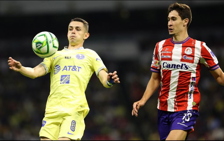 Álvaro Fidalgo (i), del América, disputa el balón con Rodrigo Dourado, del Atlético San Luis, durante el partido del sábado. EFE/S. Gutiérrez