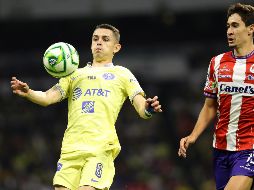 Álvaro Fidalgo (i), del América, disputa el balón con Rodrigo Dourado, del Atlético San Luis, durante el partido del sábado. EFE/S. Gutiérrez