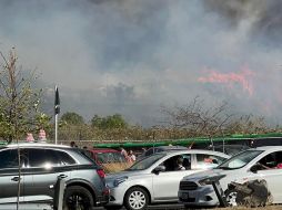 El fuego y el humo se puede ver en las inmediaciones del estadio Akron previo al Clásico Tapatío. EL INFORMADOR/ ARTURO NAVARRO