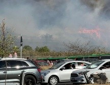 El fuego y el humo se puede ver en las inmediaciones del estadio Akron previo al Clásico Tapatío. EL INFORMADOR/ ARTURO NAVARRO