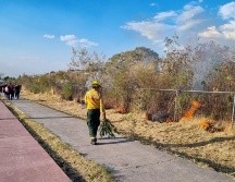 El incendio comenzó la tarde de este domingo justo en las inmediaciones del Estadio Akron. ESPECIAL