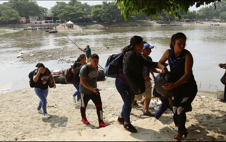 Familias enteras llegan por el río Suchiate sin ninguna restricción por parte de México o Guatemala. EFE