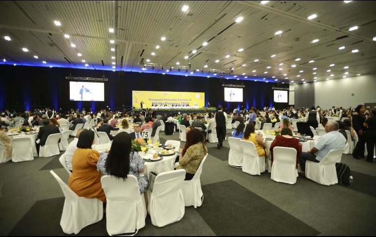 Aspectos de la celebración por el Mérito Docente 2023, en donde se homenajeó a mil 218 maestros por más de 30 años de servicio. EL INFORMADOR/C. Zepeda