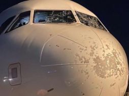 El granizo y los fuertes vientos dañaron el parabrisas del avión. ESPECIAL